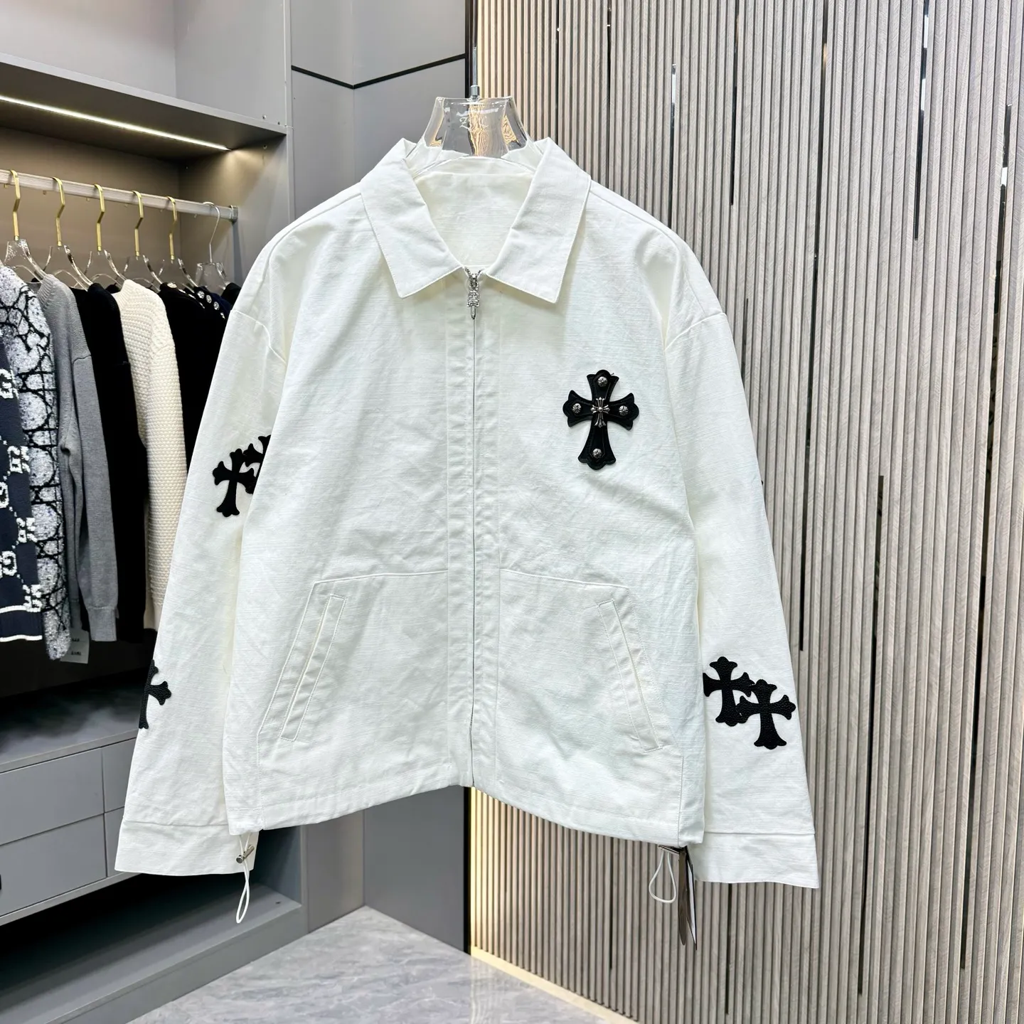 🅿️410 CH Croxin is first launched on the official website. It is rarely available through trade channels and overseas high-quality products are sold in limited quantities. An example of a classic jacket product, the trademark with dark patterns all over the body highlights the brand recognition. This jacket is both warm and lightweight. The latest model is launched in the same style at the counter. The ultra-authentic upper body instantly transforms into an oppa. The simple and fashionable three-dimensional tailoring has unique craftsmanship. The upper body effect is excellent and shows a confident temperament. In addition to daily leisure, it can also be worn for outdoor sports. It is also a good choice for travel. It is relaxed and casual and shows a masculine temperament. Color: Black Size: S/M/L/Xl/XXl